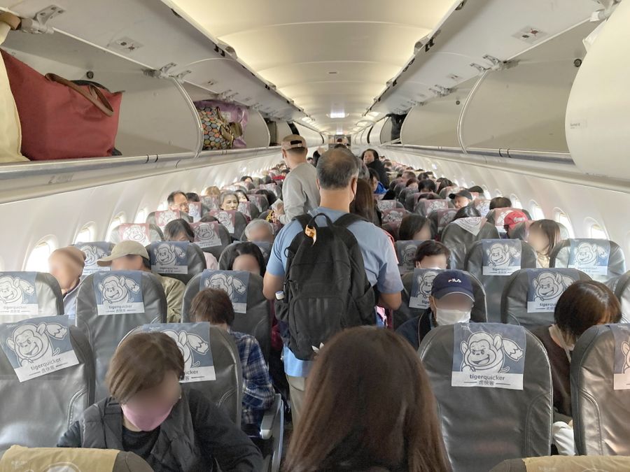 台湾出発前のタイガーエアの機内。ほぼ満員でした（画像は一部加工しています）