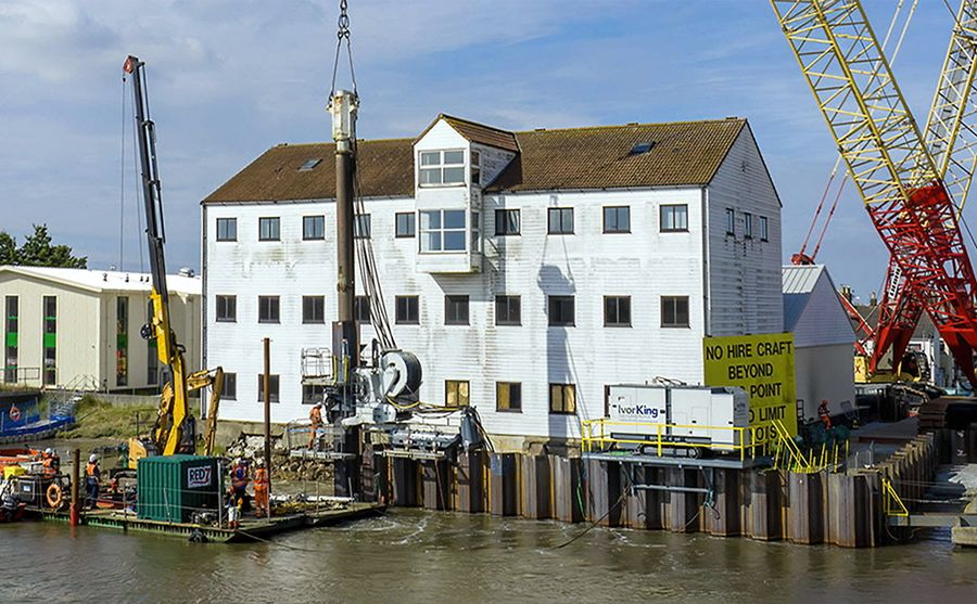 英国のジトス会員が圧入工事を行う現場（英国ノーフォーク州、技研製作所提供）