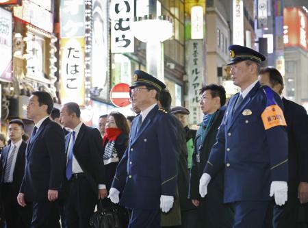 警視総監、歌舞伎町を巡視 年末年始の特別警戒 | 高知新聞