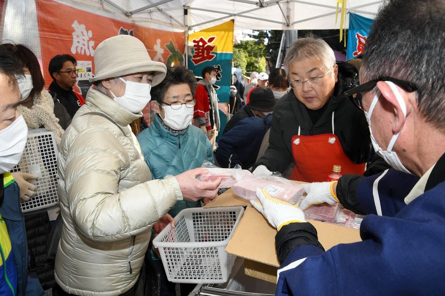 大勢の買い物客でにぎわうマグロ直販市（高知市の東洋電化中央公園）