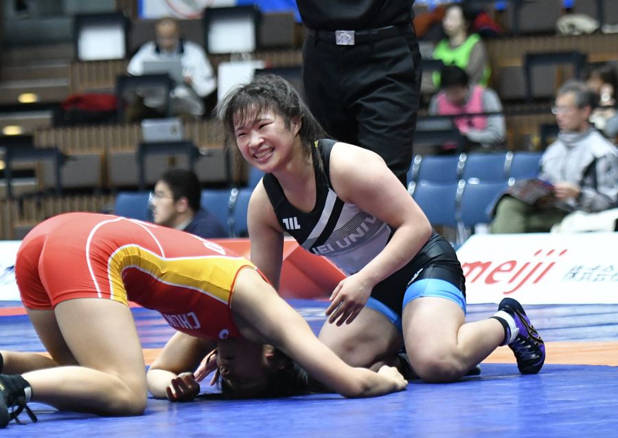 【女子５０キロ級３位決定戦】選手人生最後の試合で勝利のホイッスルを聞き、笑顔がこぼれる桜井はなの＝右（東京代々木第二体育館）