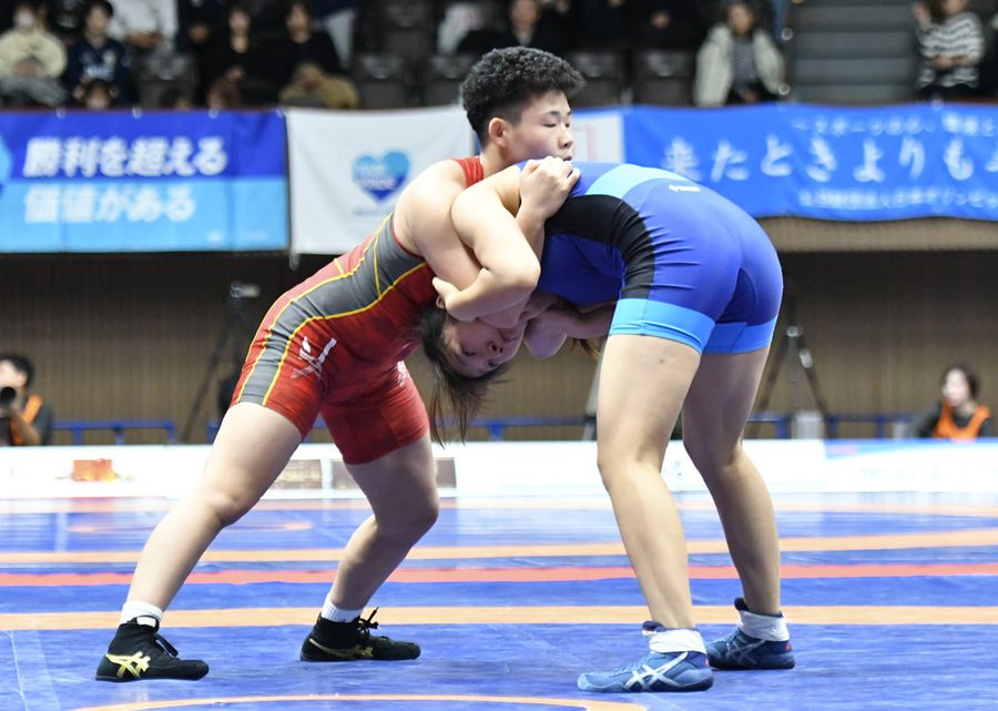 【女子５９キロ級３位決定戦】第１ピリオド、攻める徳原姫花＝左（東京代々木第二体育館）