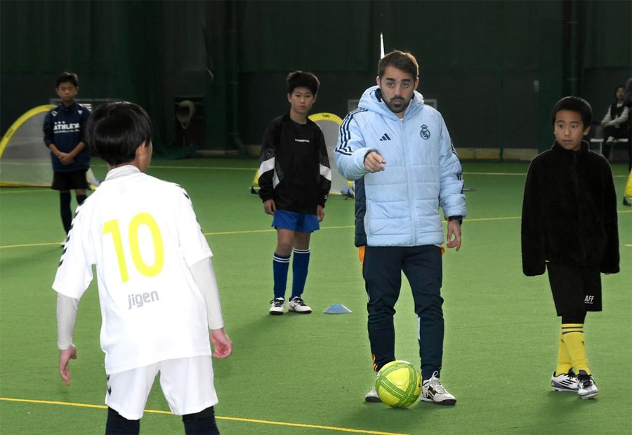 レアル・マドリードのスクールのコーチから指導を受ける子どもたち（高知市の春野総合運動公園屋内運動場）