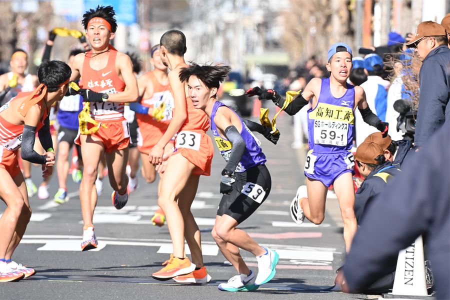 １区、高知工（ゼッケン５９）のたすきリレー
