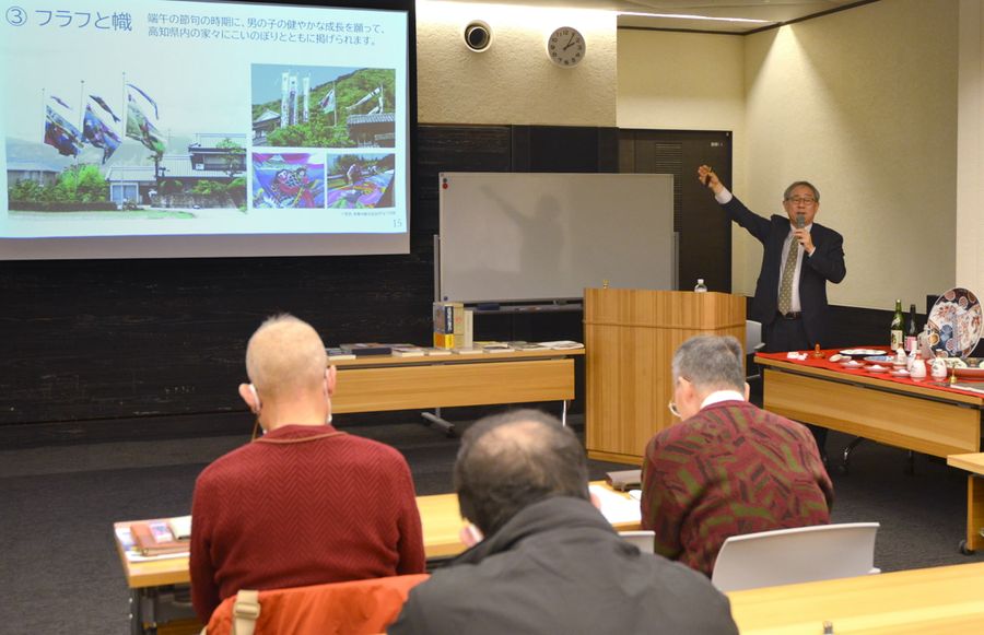 皿鉢やべく杯を並べた会場で高知文化をレクチャーする渡部淳館長（高知市の高知城歴史博物館）