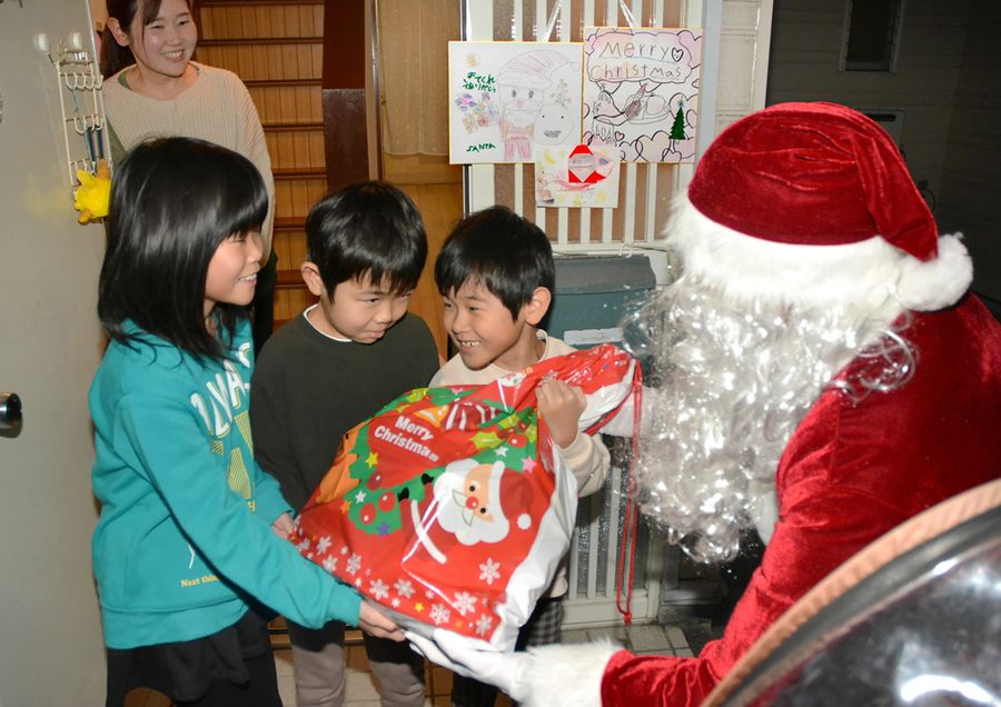 サンタにプレゼントをもらって喜ぶ子どもたち（高知市内）
