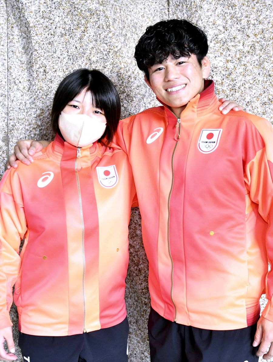 激動の１年を振り返った桜井つぐみ＝左＝と清岡幸大郎の幼なじみコンビ（東京代々木第二体育館）