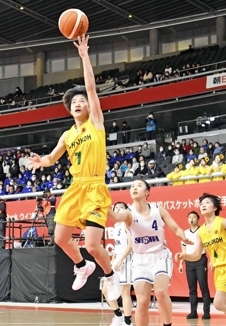 【女子３回戦　昭和学院―岡豊】４０得点の活躍で攻守にチームを引っ張った岡豊のエース伊藤（７）。右は主将藤岡（４）（東京体育館）