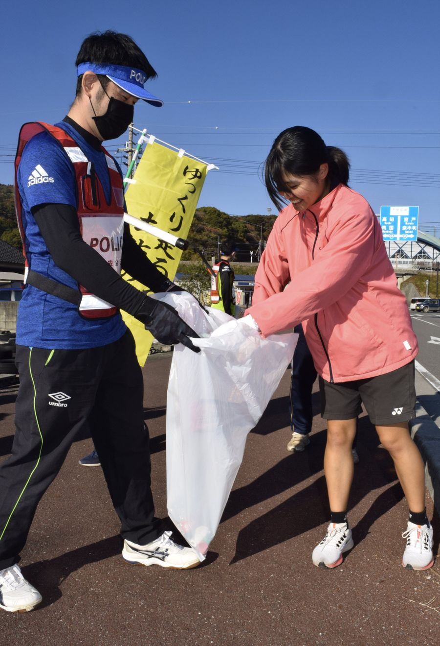 ゴミを拾いながら歩く署員と生徒（安芸市津久茂町）