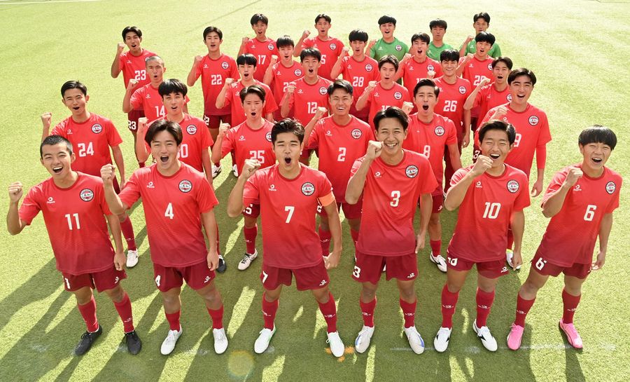 ２００９年度以来の選手権勝利に挑む高知イレブン。最難関の山にも「強豪とやれるうれしさしかない」と意気込む（高知市の高知中高グラウンド＝河本真澄撮影）