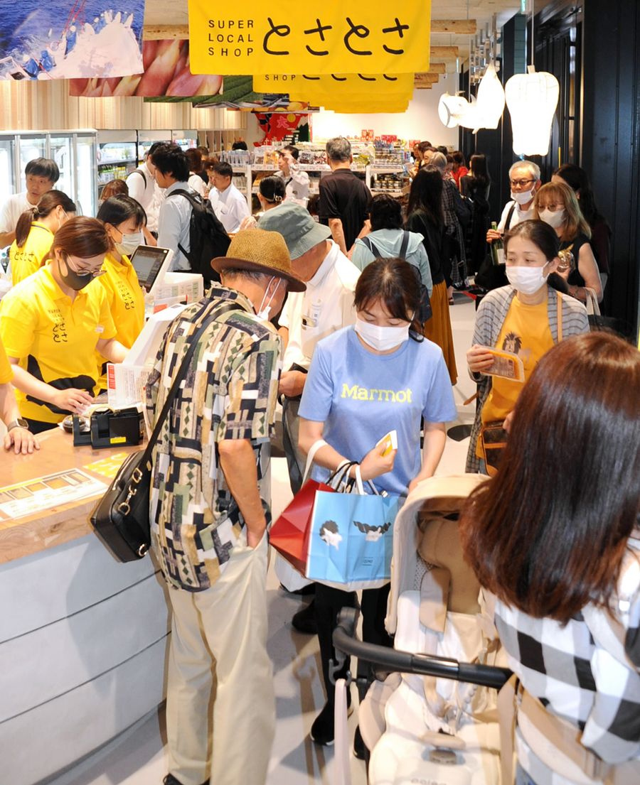 オープン初日、買い物客で大にぎわいとなった県アンテナショップ「ＳＵＰＥＲ　ＬＯＣＡＬ　ＳＨＯＰ　とさとさ」（７月３１日、大阪・梅田）
