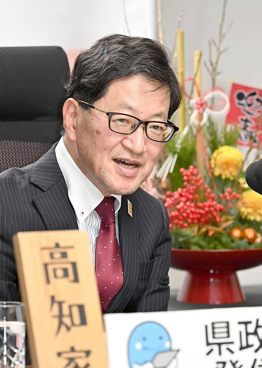 「大阪・関西万博や朝ドラ『あんぱん』を生かした観光客誘致などで県経済の活力を高めたい」と話す浜田省司知事（県庁）