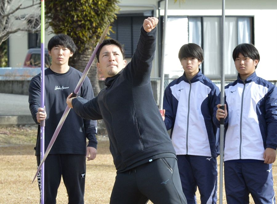 県高体連の合宿でやり投げの指導をするディーン元気選手（県青少年センター）