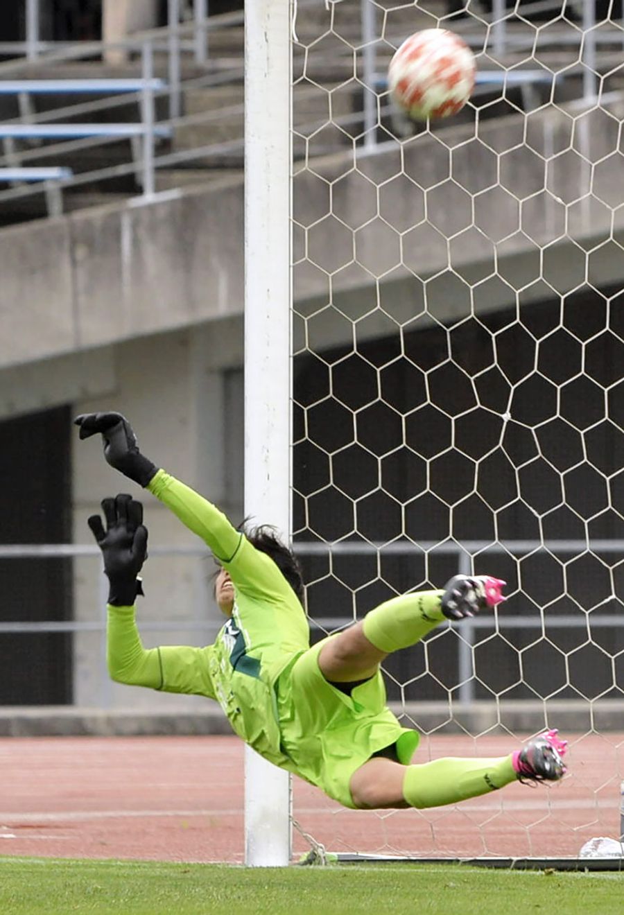 天皇杯でぶつかったカマタマーレ讃岐とのＰＫ戦で４人目をストップする高知Ｕ・小窪（香川県丸亀市のＰｉｋａｒａスタジアム）