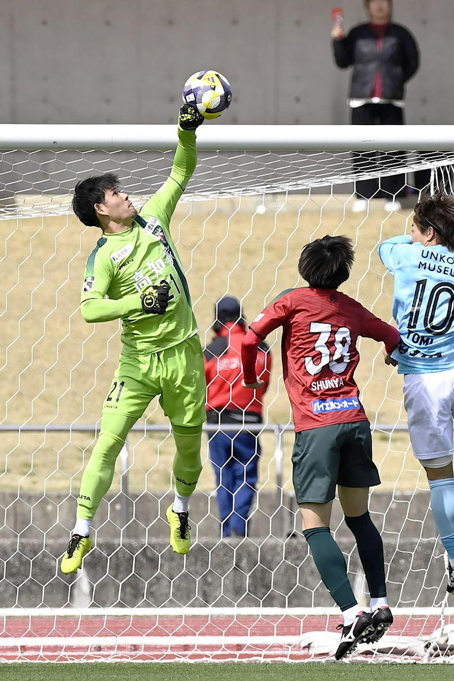 ３月、ＦＣ琉球戦で相手のシュートをパンチングで防ぐ大杉（春野陸上競技場）