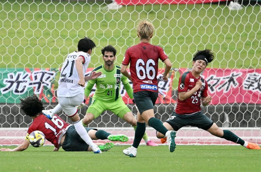 北九州戦前半、体を張ってシュートブロックに入るいつも全力１００％の今井（２５）＝右端。反対で体を張っているのは上月（１６）（春野陸上競技場）