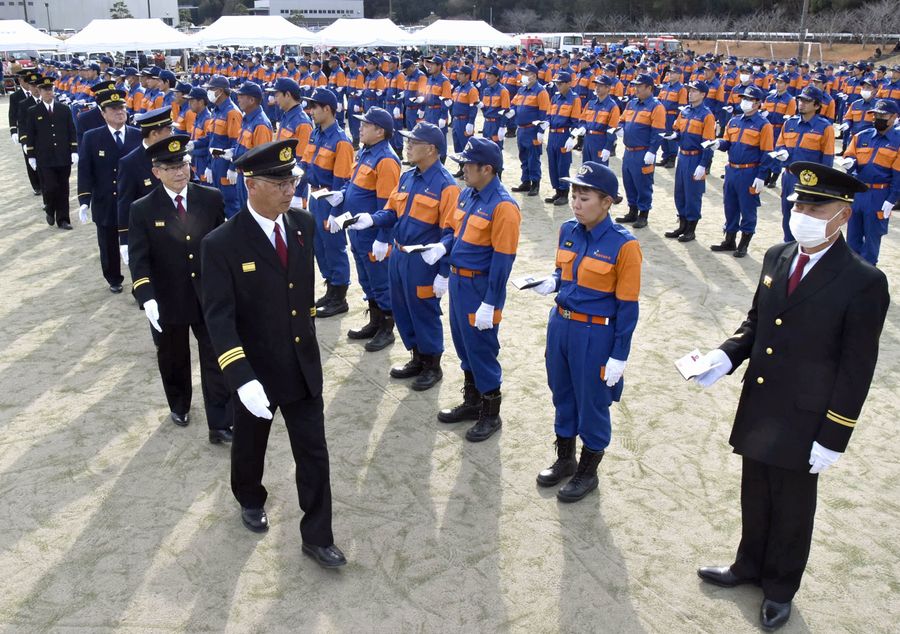 人員、服装点検に臨む消防団員