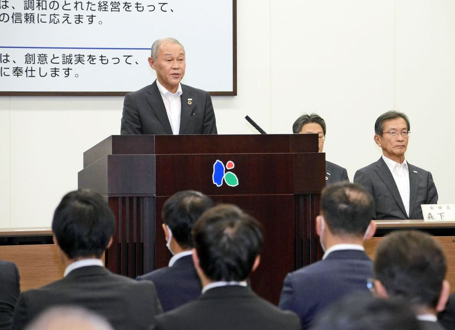 役職員らに訓示する高知銀行の海治勝彦頭取（高知市堺町の高銀本店）