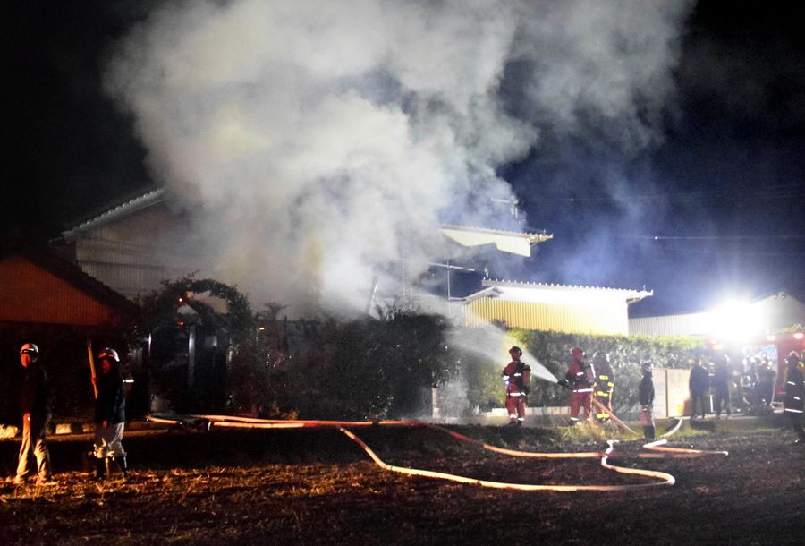 民家の離れの風呂場を焼いた火災現場（６日午後７時１５分ごろ、南国市里改田）