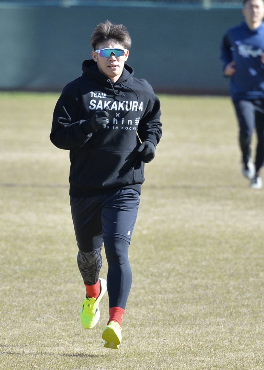 走り込む坂倉将吾捕手（高知市の東部球場）