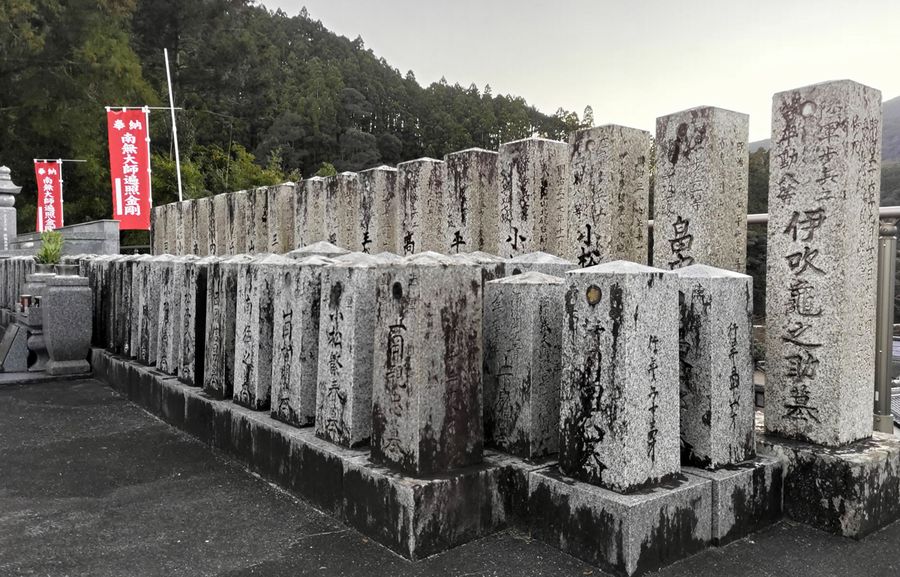 旧中山村の戦没者が祭られている忠魂墓地（安田町別所の北寺）
