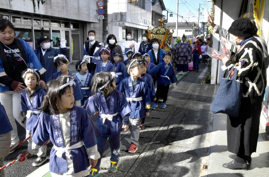 冷たい風が吹く中、保育園児らが元気に練り歩いたおなばれ（佐川町甲）