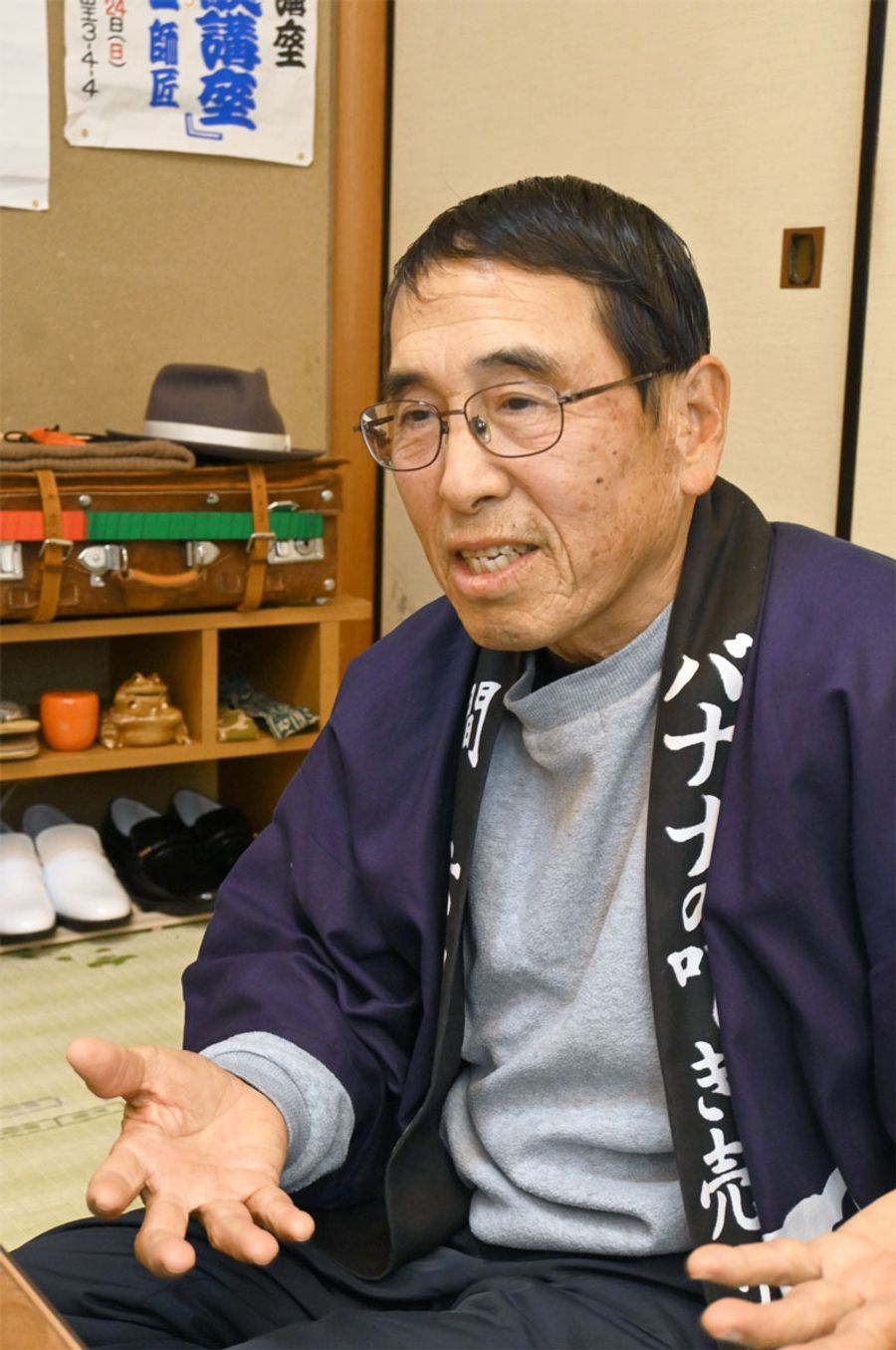 寅さんの衣装を背景に「自分のやりたいことをして、喜んでもらえる最高の人生」と笑顔で話す間さん（四万十市の自宅）