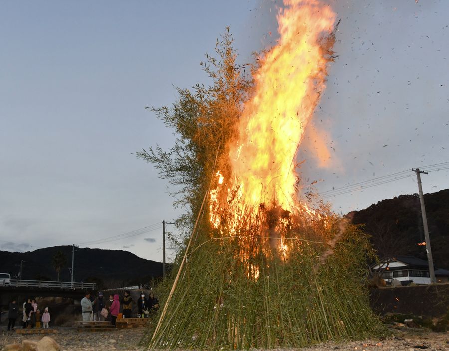 一年の平穏を炎に祈ったさぎっちょ（室戸市の室津川河川敷）