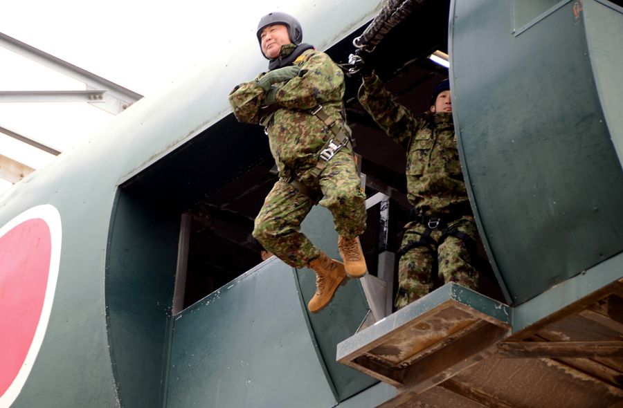 パラシュート降下の訓練を体験する中谷元・防衛相（千葉県船橋市の陸自習志野駐屯地）