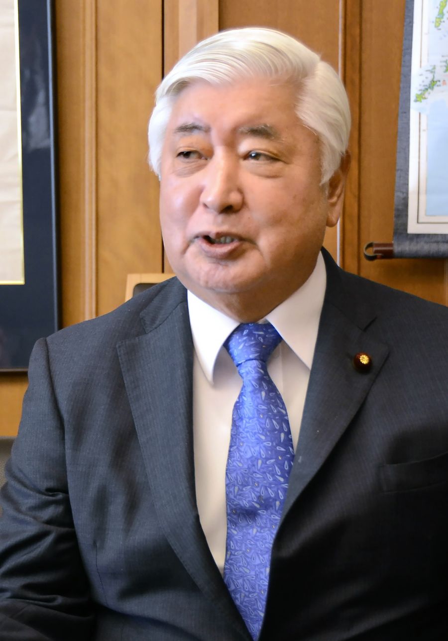 「自由民権思想に基づいて国会で議論したい」と話す中谷元・防衛相（東京・市谷の防衛省）