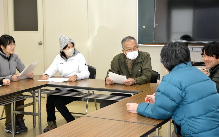 「本川氷室登山」について話し合う氷室倶楽部メンバーら（いの町長沢の町本川総合支所）