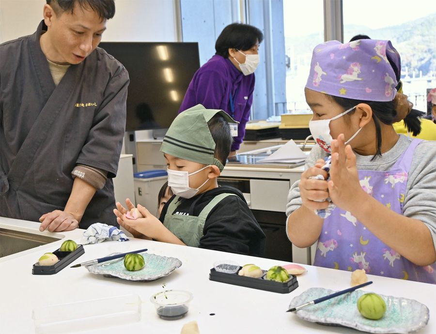 児童らが和菓子づくりに挑戦した交流イベント（四万十市の市総合文化センター「しまんとぴあ」）