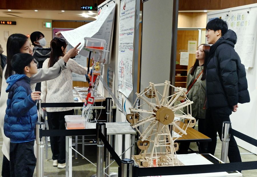 多彩な研究発表が並んだ小・中学生科学展覧会（高知市追手筋２丁目の高知みらい科学館）