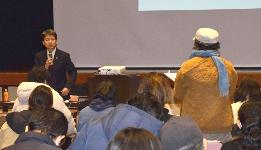 香美市の教育長不在問題について市民らと意見交換する依光晃一郎市長＝左（同市土佐山田町宝町２丁目の市立中央公民館）