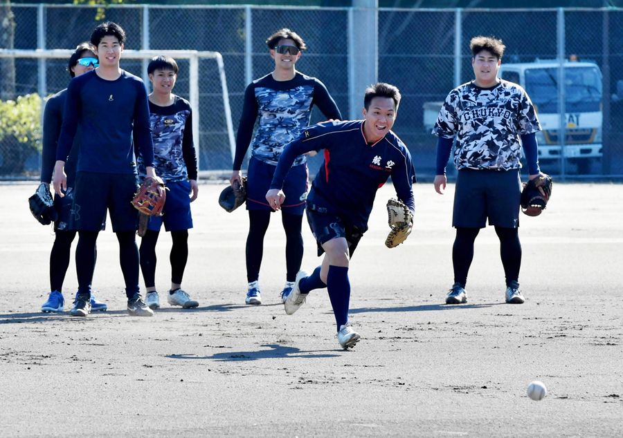 高知ＦＤの新人合同自主トレが始まり、ノックに汗を流す新加入選手（越知町民総合運動場）