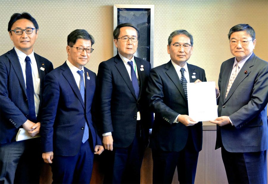 古川康国土交通副大臣（右端）に四国新幹線の要望書を手渡す浜田知事（左から２人目）ら＝国土交通省