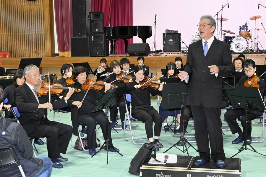 公演でシンフォニーの魅力を伝える中村交響楽団(四万十町の窪川高校)