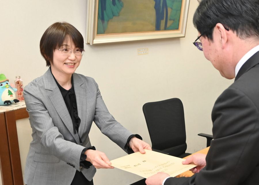 不妊治療の支援充実に向け提言書を手渡した検討会の嶋岡暢希委員長＝左（県庁）