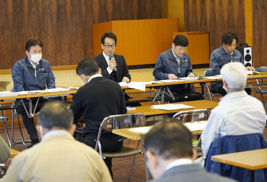 香美市と大豊町の尾根沿いに建設計画中の風力発電について説明する事業者（香美市香北町美良布の市基幹集落センター）