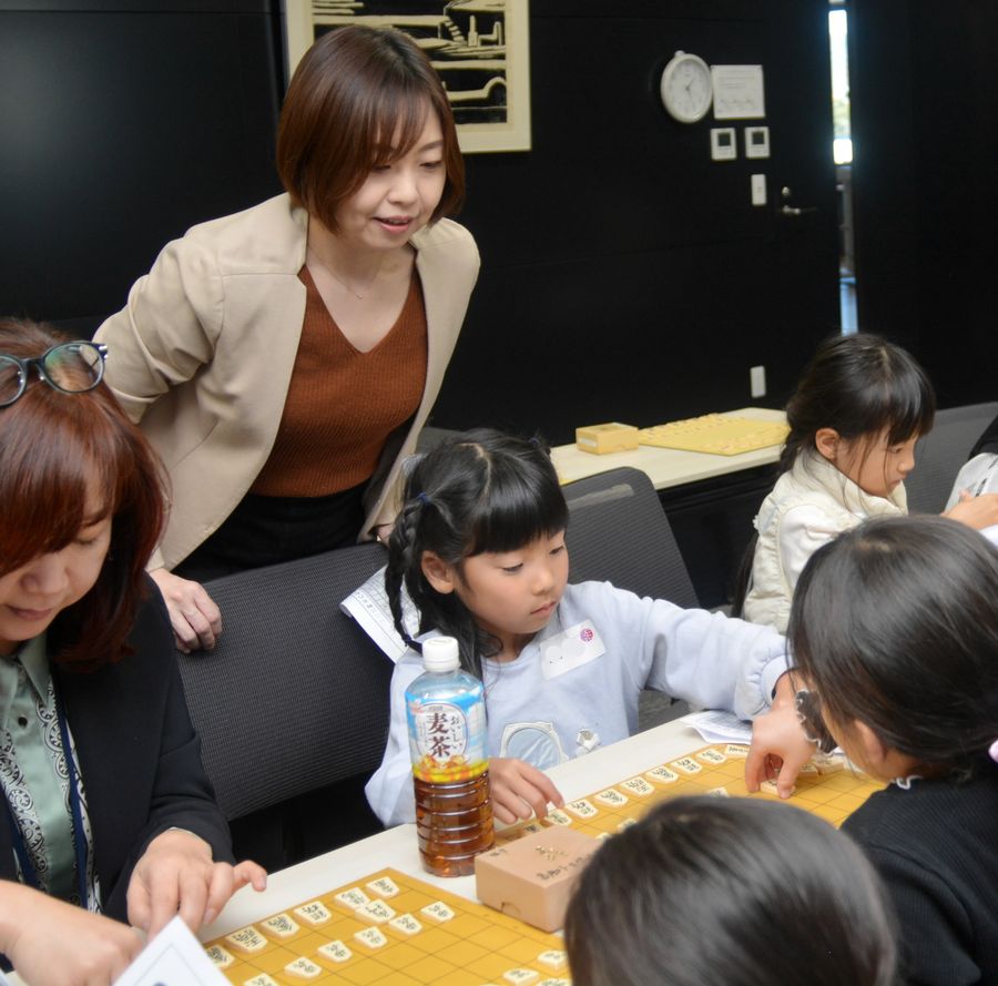 島井咲緒里女流二段が将棋未経験の女子児童らに手ほどきした入門教室