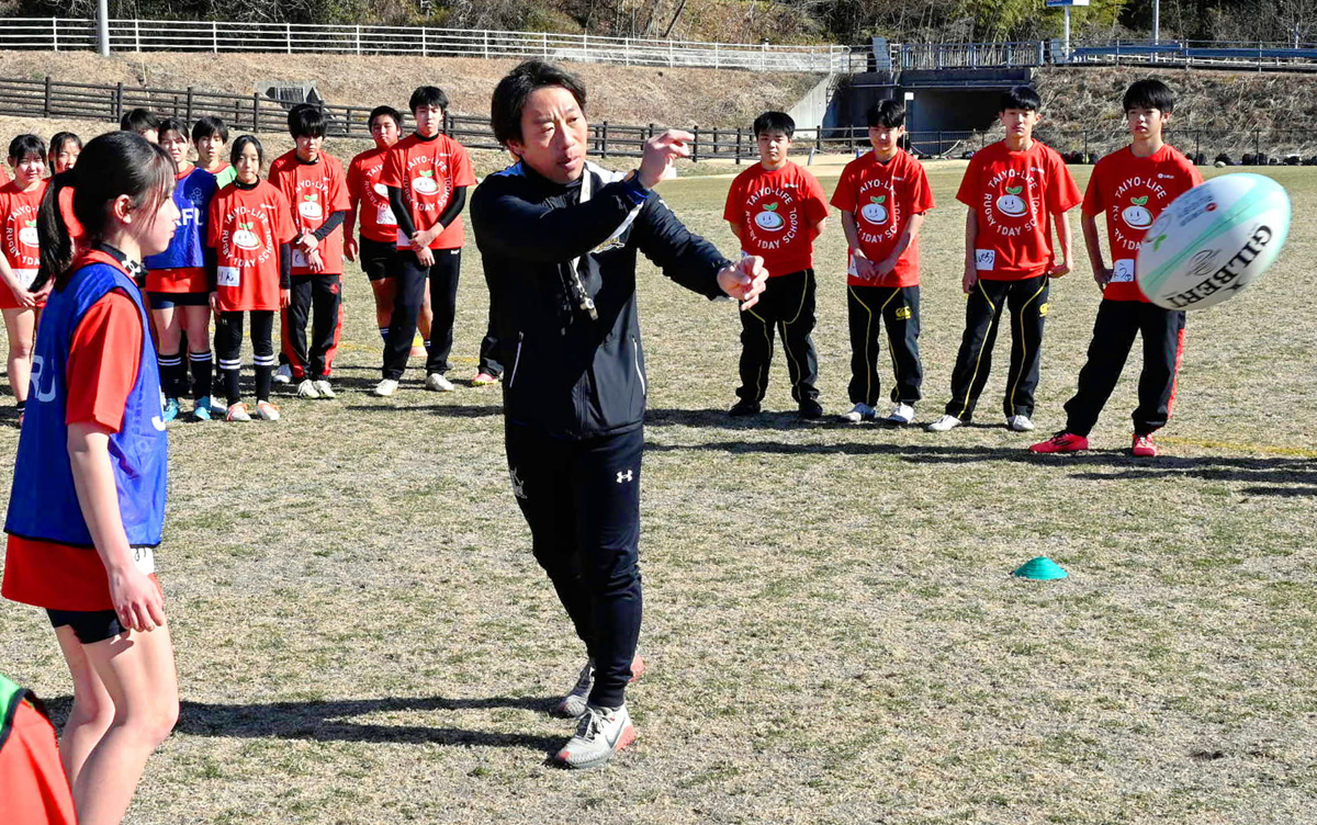 元日本代表・三宅敬さん、中学生らにラグビー指導 日本協会が高知で初