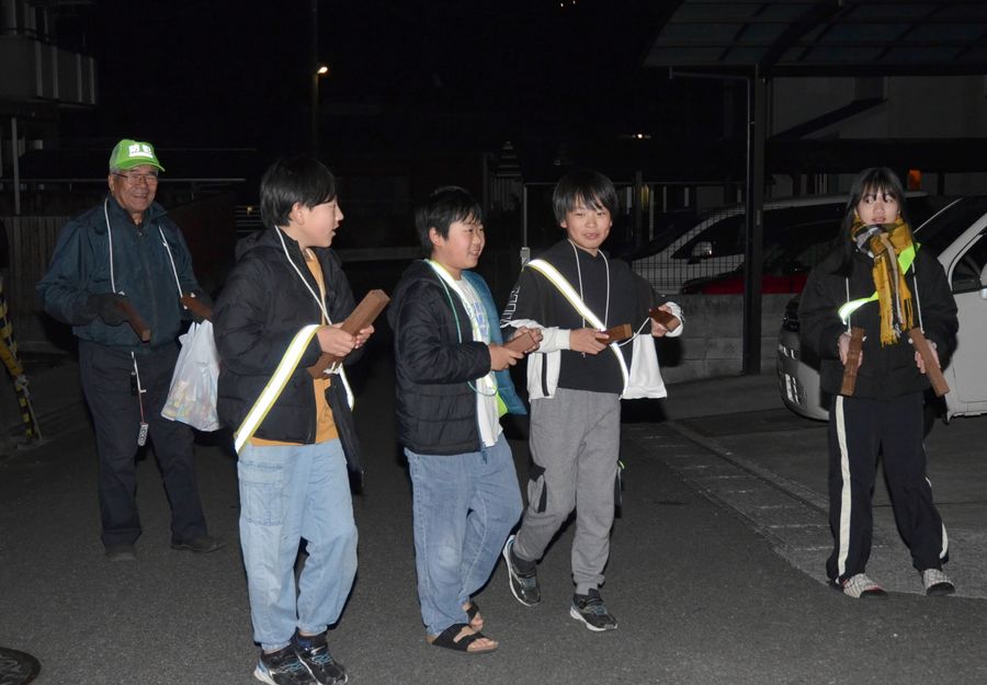 一宮地区に拍子木の音と子どもたちの元気な呼びかけが響いた（高知市一宮東町５丁目）