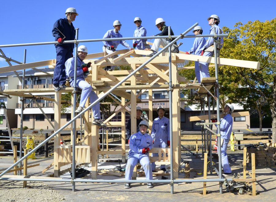 高知工業高校の生徒がデザインしたあずまやの建築現場（田野町）