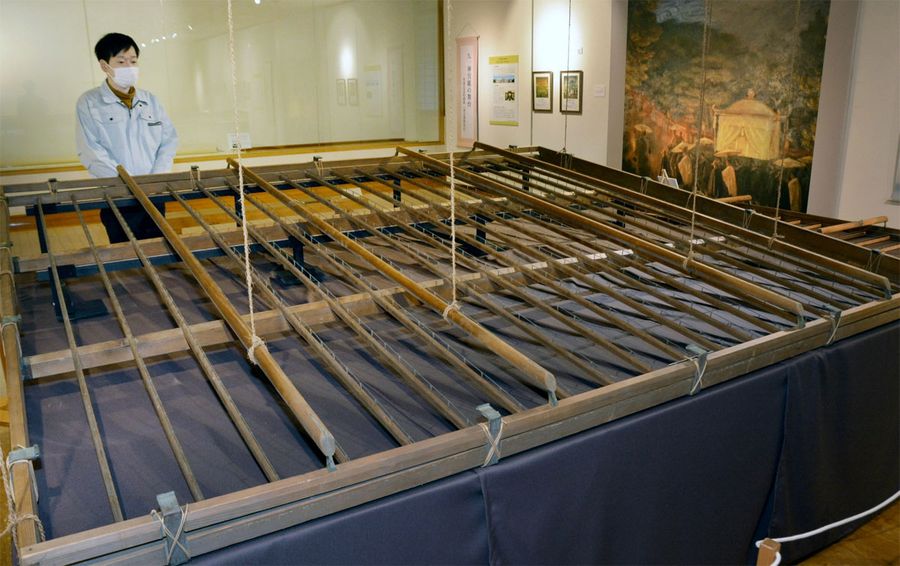 神宮紙をすいた巨大な簀桁などが並ぶ記念展（いの町の紙の博物館）