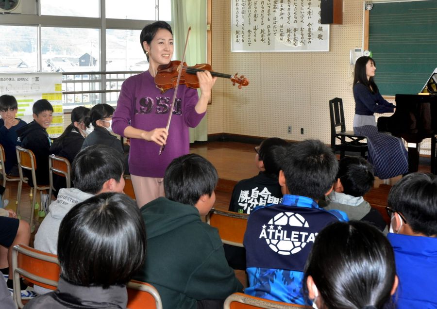 児童に演奏を披露する松本蘭さん（高知市介良乙の介良小学校）