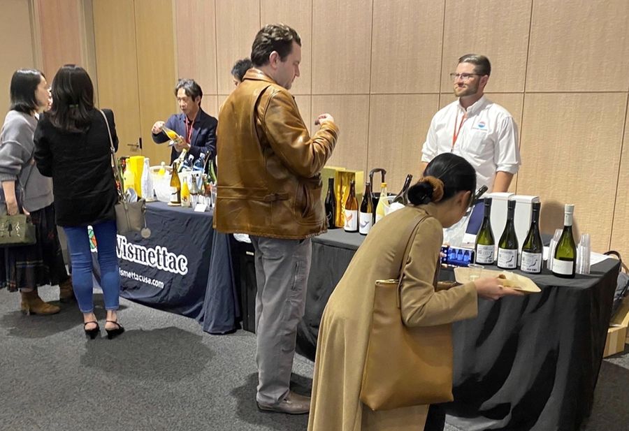 土佐酒を扱う米国の卸売業者がブースを構えた新商談会（米ロサンゼルス＝上東治彦さん提供）