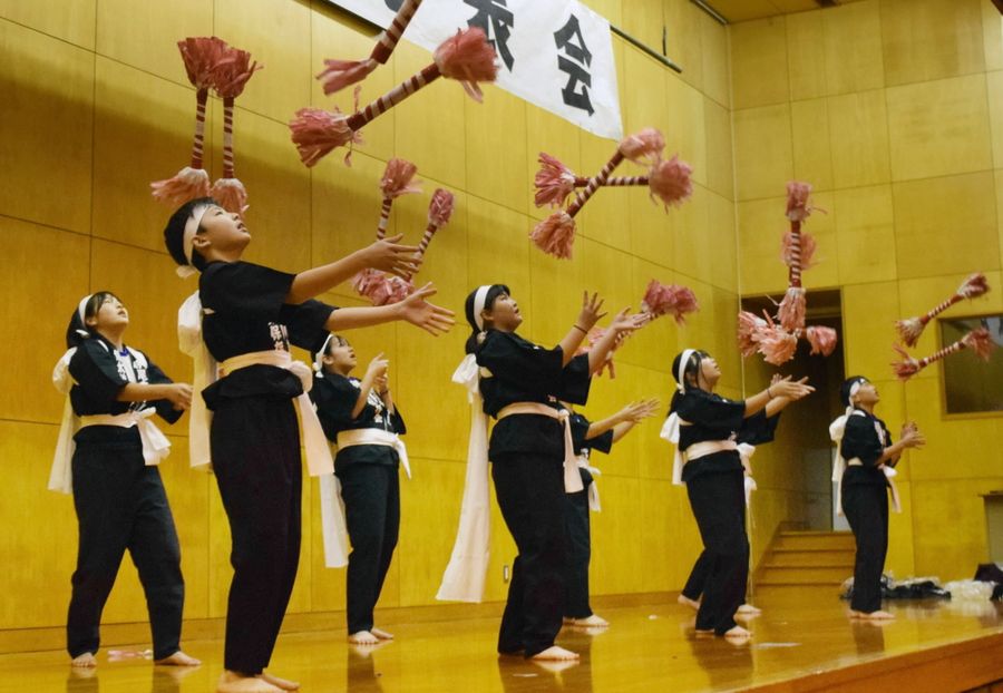 銭太鼓を披露する児童（安芸市伊尾木の伊尾木小）