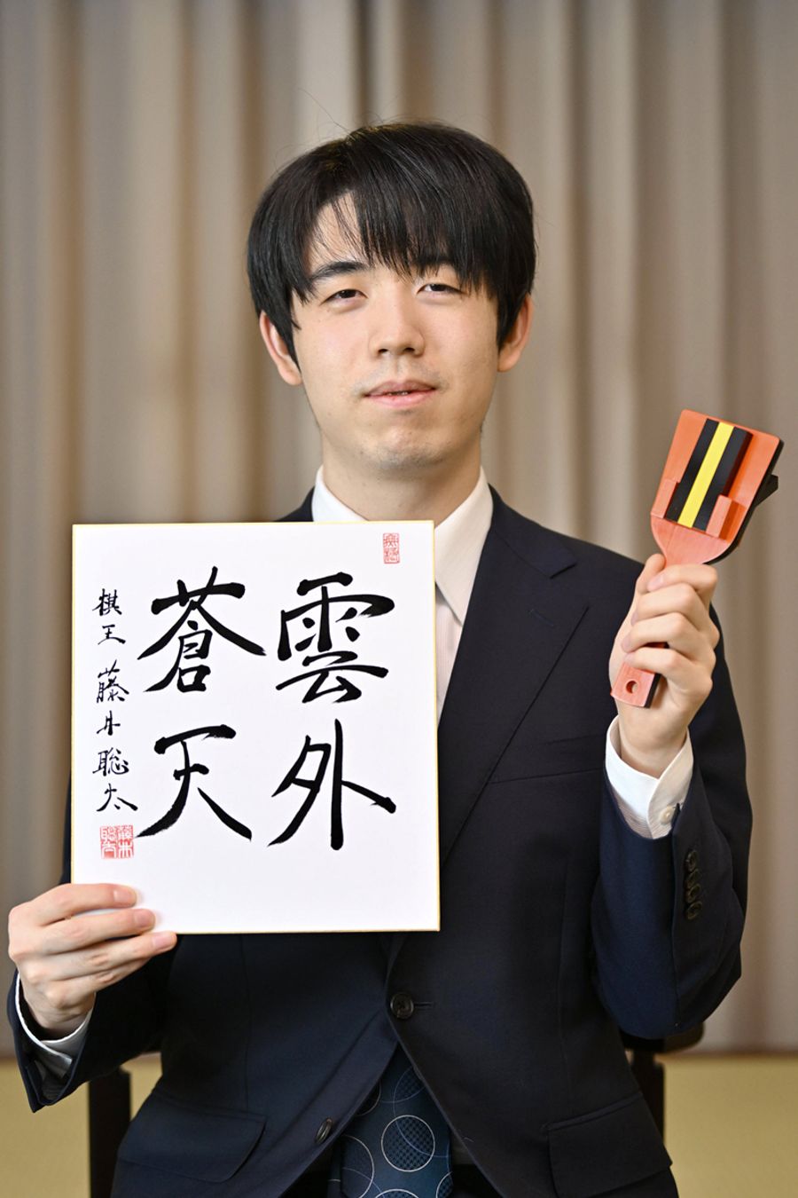 自身の性格を駒に例えると「銀」という藤井聡太棋王（写真はいずれも高知市の城西館＝河本真澄撮影）