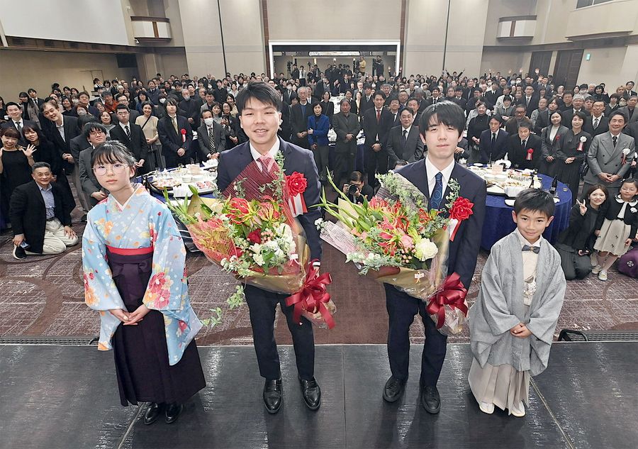 前夜祭で健闘を誓う藤井聡太棋王＝右＝と増田康宏八段＝左（高知市上町２丁目の城西館＝森本敦士撮影）