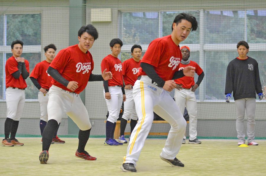 ダッシュなどで汗を流し、新たなシーズンのスタートを切った新主将の長嶋（手前右）らＦＤナイン＝越知町民会館の屋内多目的運動広場